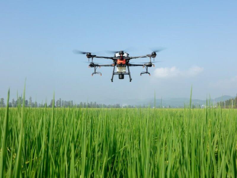 飛行するDJIドローンの写真