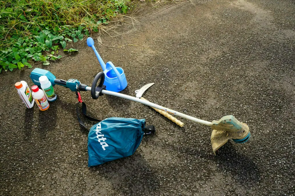 芝生に生える雑草の草抜き道具 手動から電動バイブレータまで をご紹介 農家web