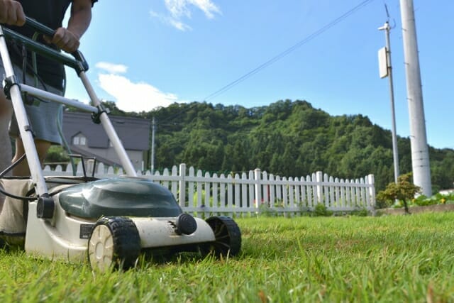 電動芝刈り機での作業中の写真