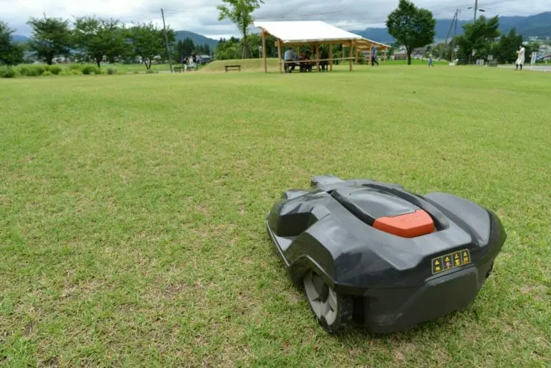 自動で芝刈りができる芝刈りロボットについて徹底紹介 農家web 自動で芝刈りができる芝刈りロボットについて徹底紹介 農家web