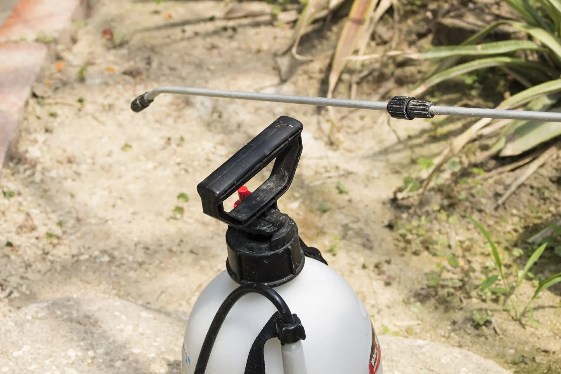 家庭菜園の除草剤の散布に欠かせない、手動の噴霧器を徹底解説！ | 農家web