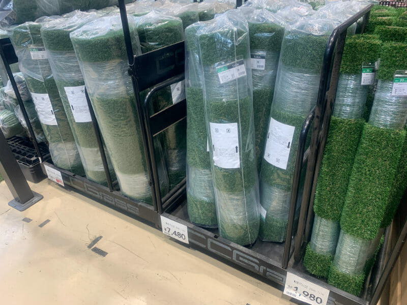 カインズで販売されているリアル人工芝の画像です。さまざまな幅や長さでロール状で売られています。