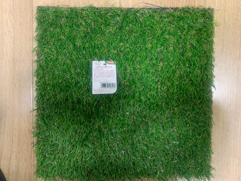 セリアで販売されているリアル人工芝マットです。