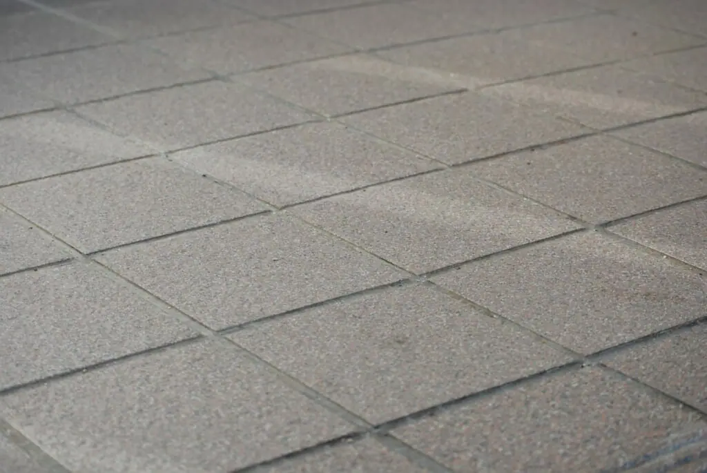 防草シートの上にタイルを敷くのは有効 タイル ジョイントタイルの組み合わせを徹底解説 農家web