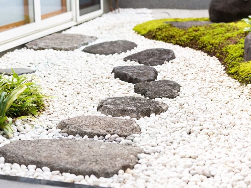 砂利を敷いた日本庭園