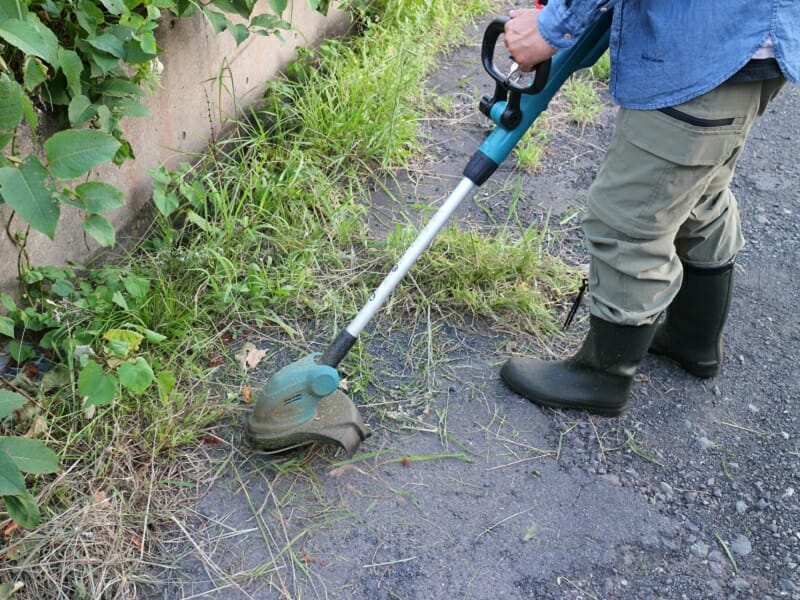 マキタの草刈り機で草刈りする男性