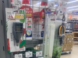 ホームセンターに販売されているアナログ・デジタル土壌酸度計の様子